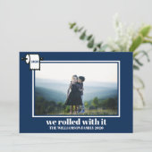 Funny Covid-kerstfoto Modern Blue Feestdagenkaart (Staand voorkant)