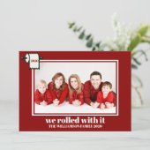 Funny Covid-kerstfoto | We hebben er mee omgespron Feestdagenkaart (Staand voorkant)