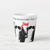 Funny Cow die een Rode Bandana beheert Latte Mok (Voorkant)