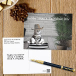 Funny Cowboy Pet Cat op een Vacuum Birthday Kaart<br><div class="desc">Deze sjabloon briefkaart cover is voorzien van een grappige grijze en witte kat met een cowboy pet die op een vacuüm rijdt. Pas de tekst van de sjabloon op de dekking en binnengroet aan met uw berichten, schrap de tekst of geef het gebruiken van het ontwerp uit om een doopvontkleur,...</div>