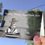 Funny Cowboy Pet Cat op een Vacuum Birthday Kaart<br><div class="desc">Deze sjabloon kaart is voorzien van een grappige grijze en witte kat met een cowboy pet die op een vacuüm rijdt. Pas de tekst van de sjabloon op de dekking en binnengroet aan met uw berichten, schrap de tekst of geef het gebruiken van het ontwerp uit om een doopvontkleur, een...</div>