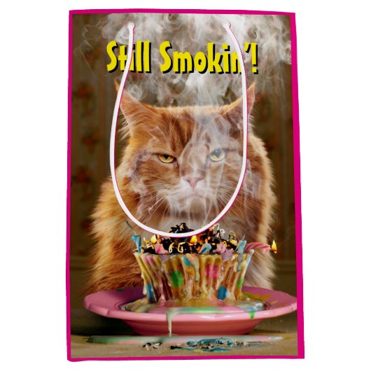 Funny Cranky Cat with Melthday Cupcake Medium Cadeauzakje (Voorkant)