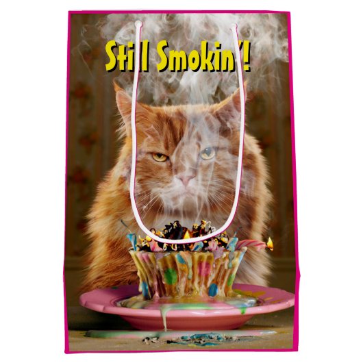 Funny Cranky Cat with Melthday Cupcake Medium Cadeauzakje (Achterkant)