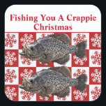 Funny Crappie Gevist Pun Merry Christmas Custom Vierkante Sticker<br><div class="desc">Een grappig kerstcadeau voor papa,  je favoriete vispartner of vriend. VIST U EEN CRAPPIE KERSTMIS! Deze kaart is voorzien van een trofee crappie vis.</div>