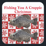 Funny Crappie Gevist Pun Merry Christmas Custom Vierkante Sticker<br><div class="desc">Een grappig kerstcadeau voor papa,  je favoriete vispartner of vriend. VIST U EEN CRAPPIE KERSTMIS! Deze kaart is voorzien van een trofee crappie vis.</div>