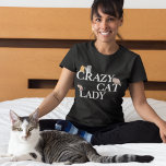 Funny Crazy Cat Lady Women's T-shirt<br><div class="desc">Een grappig kat t-shirt voor een vrouw die van schattige katten houdt die Crazy Cat Lady leest met schattige kittens die op de brieven kruipen. Ik ben gek op kittens,  geobsedeerd door katten. Ik hou van allerlei katten.</div>