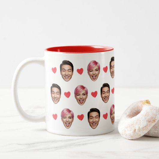 Funny Custom Couple Faces Pattern Red Hearts Tweekleurige Koffiemok (Met donut)
