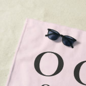 Funny Custom Pastel Pink Charcoal OOO Minimalist Strandlaken (In situ)