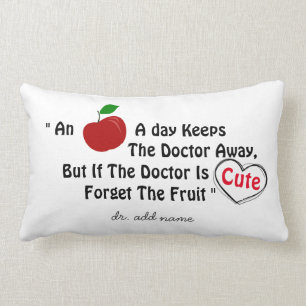 Funny Cute Doctor Red Apple Joke op aangepaste naa Kussen