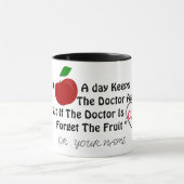 Funny Cute Doctor Red Apple Joke Persoonlijke naam Mok (Midden)