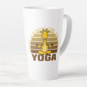 Funny cute giraffe doing yoga. funny yoga poses latte mok (Rechterhoek)