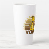 Funny cute giraffe doing yoga. funny yoga poses latte mok (Voorkant)