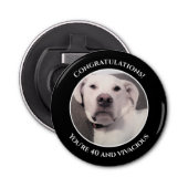 Funny Cute Grumpy White Dog 40th Birthday Black Button Flesopener (Voorkant)