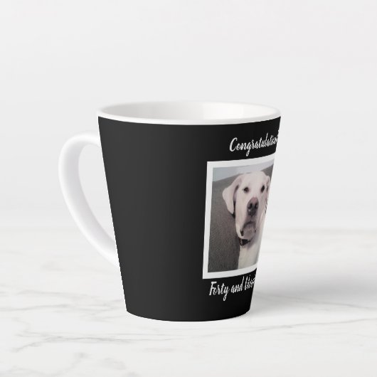 Funny Cute Grumpy White Dog 40th Birthday Black Latte Mok (Linkerhoek)