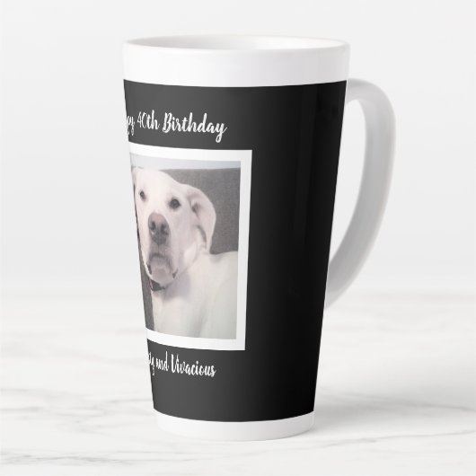 Funny Cute Grumpy White Dog 40th Birthday Black Latte Mok (Rechterhoek)