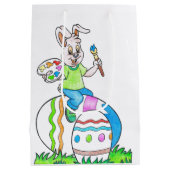 Funny Cute Happy Paast Bunny Painting Eggs Medium Cadeauzakje (Achterkant)
