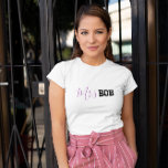 Funny Cute Newly Wed Honeymoon Mrs New Wife T-shirt<br><div class="desc">In dit schattige shirt staan de woorden "Mrs. BOB". Klik op Deze sjabloon personaliseren om de naam te wijzigen in wat je maar wilt. Wat een schattig geschenk voor de pas gehuwde vrouw. Bezoek onze winkel www.zazzle.com/YBNormal1 voor meer unieke cadeaus. Karen Hall</div>
