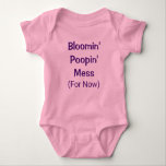 Funny Cute Poopin Mess Poop Humor Baby Girl Romper<br><div class="desc">Grappig,  schattig roze stuk voor een pasgeboren baby meisje met de aangepaste woorden "Bloomin' Poopin' Mess (For Now)" (© Mira) in trendy,  stijlvolle lettertypen.</div>