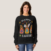 Funny Cute Three Gnomes Bunny Holding Egg Happy Ea Trui (Voorkant volledig)
