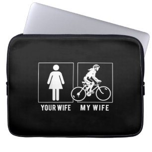 FUNNY CYCLUS - UW VROUW - MIJN VROUWELIJKE CYCLIST LAPTOP SLEEVE