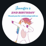 Funny Dabbing Unicorn Kids Birthday Party Favor Ronde Sticker<br><div class="desc">Kute party gunsten voor kinderen,  jongens of meisjes die van eenhoorn houden. Ideaal voor kinderen op verjaardagsfeestje,  feestvieren en dankjewel op het label. U kunt de tekst voor baby shower of andere gelegenheid en partij ook aanpassen.</div>