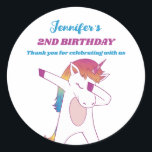 Funny Dabbing Unicorn Kids Birthday Party Favor Ronde Sticker<br><div class="desc">Kute party gunsten voor kinderen,  jongens of meisjes die van eenhoorn houden. Ideaal voor kinderen op verjaardagsfeestje,  feestvieren en dankjewel op het label. U kunt de tekst voor baby shower of andere gelegenheid en partij ook aanpassen.</div>