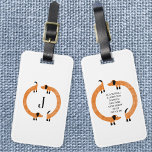 Funny Dachshund Sause Dog Monogram Bagagelabel<br><div class="desc">Cute en grappige dachshund,  worsthonden of wiener-honden in eeuwige beweging. Pas door het initiaal te veranderen of te verwijderen aan,  en verander de contactdetails op de rug.</div>