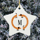 Funny Dachshund Sause Dog Monogram Ceramic Ornam Keramisch Ornament<br><div class="desc">Cute en grappige dachshund,  worsthonden of wiener-honden in eeuwige beweging. Pas door het initiaal te veranderen of te verwijderen aan.</div>
