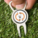 Funny Dachshund Sause Dog Monogram Divot Tool<br><div class="desc">Cute en grappige dachshund,  worsthonden of wiener-honden in eeuwige beweging. Originele kunst van Nic Squirrell. Pas door het initiaal te veranderen of te verwijderen aan.</div>