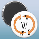 Funny Dachshund Sause Dog Monogram Magneet<br><div class="desc">Cute en grappige dachshund,  worsthonden of wiener-honden in eeuwige beweging. Pas door het initiaal te veranderen of te verwijderen aan.</div>