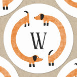 Funny Dachshund Sause Dog Monogram Ronde Sticker<br><div class="desc">Cute en grappige dachshund,  worsthonden of wiener-honden in eeuwige beweging. Pas door het initiaal te veranderen of te verwijderen aan.</div>