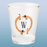 Funny Dachshund Sause Dog Monogram Shot Glas<br><div class="desc">Cute en grappige dachshund,  worsthonden of wiener-honden in eeuwige beweging. Pas door het initiaal te veranderen of te verwijderen aan.</div>