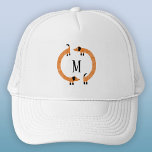 Funny Dachshund Sause Dog Monogram Trucker Pet<br><div class="desc">Cute en grappige dachshund,  worsthonden of wiener-honden in eeuwige beweging. Pas door het initiaal te veranderen of te verwijderen aan.</div>