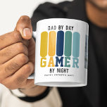 Funny Dad Gamer Vaderdag Koffiemok<br><div class="desc">Funny Dad Gamer Coffee Mok. Design heeft retro strepen met de tekst 'Dad by Day - Gamer by Night! De boodschap Happy Vaderdag kan worden gewijzigd naar elke gelegenheid. Foto en naam/namen zijn ook optioneel.</div>
