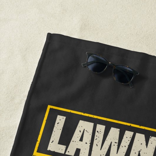 Funny Dad Lawn Mower Fathers Birthday Gag Gifts Strandlaken (In situ)