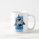 Funny DADDY SHARK Fathers Day Birthday Gift Custom Koffiemok<br><div class="desc">Voeg je eigen aangepaste tekst toe om je te personaliseren,  pas deze leuke,  unieke en trendy Papa Shark cadeautje aan. Geweldig voor ddes verjaardag,  Vaderdag Kerstmis of voor nieuwe vaders die voor het eerst vaders zijn!</div>