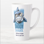 Funny DADDY SHARK Fathers Day Birthday Gift Custom Latte Mok<br><div class="desc">Voeg je eigen aangepaste tekst toe om je te personaliseren,  pas deze leuke,  unieke en trendy Papa Shark cadeautje aan. Geweldig voor ddes verjaardag,  Vaderdag Kerstmis of voor nieuwe vaders die voor het eerst vaders zijn!</div>