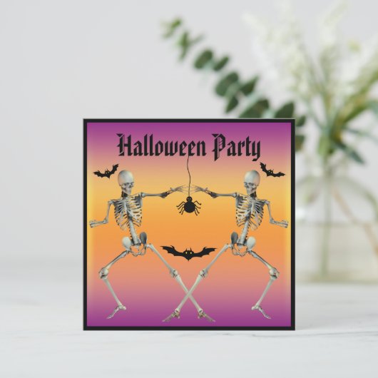 Funny Dansende Skeletons Halloween Party Kaart (Staand voorkant)