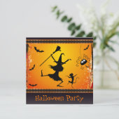 Funny Dansende Witch en Cat Halloween Party Kaart (Staand voorkant)