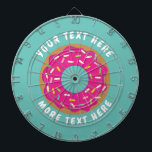 Funny dartboard design met schattige roze donut dartbord<br><div class="desc">Grappig dartboard ontwerp met schattige roze donut. Voeg uw eigen naam en prijsopgave toe. Een cadeauidee voor hem of haar.
Ook aardig voor bar,  café,  plaats,  pub,  dorm enz. Grappig cadeau voor kinderen en volwassenen.</div>