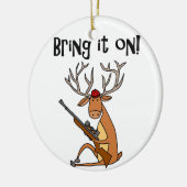 Funny Deer met Hunting Rifle en Pet Keramisch Ornament (Links)