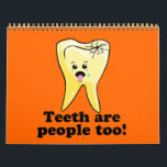 Funny Dentist Dental Hygienist Kalender<br><div class="desc">Hilarious tandheelkundige kantoorkalenders voor tandheelkundige professionals! Elke maand is een nieuwe schattige herinnering aan de kawaii-tand aan patiënten om elke dag te poetsen en te flankeren. Bevorderen van goede tandheelkundige hygiëne met een vreemde tandheelkundige kalender!</div>