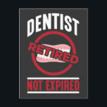 Funny Dentist in ruste, niet verouderd tandheelkun Briefkaart<br><div class="desc">Funny orthodontic Gift for orthodontist,  tandarts,  tandheelkundige assistent of patiënten met steunen. Dentist in ruste is niet verlopen.</div>