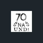 Funny Deutsch German 70 Na und 70th Birthday Rubberstempel<br><div class="desc">Rustic Deutsch German 70 Na und 70th Birthday rubberstempel. 70ste verjaardagsstempel. Motivatie en positief citaat 70 Na und! (Dus wat in het Duits) in moderne typografie en rustige twigs. Het stempel is geweldig als een accessoire voor een vrouw of een man dat de 70ste verjaardag viert en een gevoel van...</div>