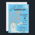 Funny Dinosaur Roar Kids Birthday Party Kaart<br><div class="desc">Je kleine wil feesten als dinosaurus op hun verjaardagsfeestje. Nodig vrienden en familie uit met deze schattige uitnodiging die schattige dinosaurussen met een feestelijke blauwe achtergrond bevat. Een palmboom en zon versieren deze kinder partijuitnodiging waar u de informatie kunt personaliseren met de naam van uw kind, het partijadres, en de...</div>