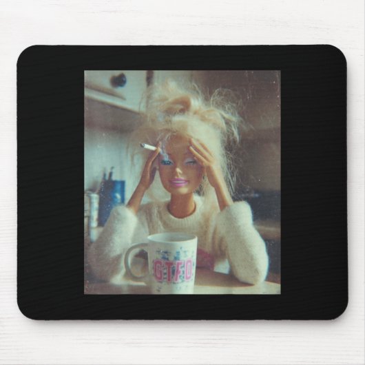 Funny Disgusting Doll Face Meme Smoking Sad Sarcas Muismat (Voorkant)