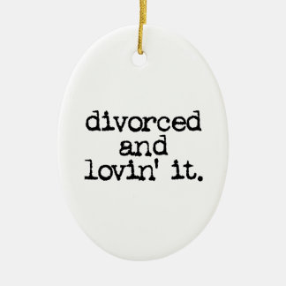 Funny Divorce Gift "Divorced and lovin". Keramisch Ornament