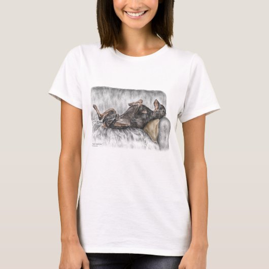 Funny Doberman over Sofa T-shirt (Voorkant)
