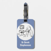 Funny Doctor controleert Feet met Stethoscoop Bagagelabel (Achterkant verticaal)