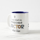 Funny Doctor Gifts | Geweldige arts Tweekleurige Koffiemok (Voorkant links)